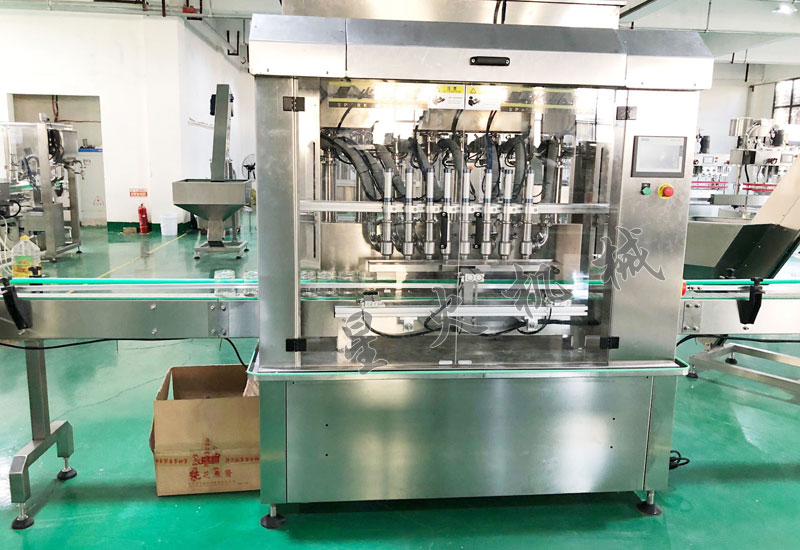 四川辣椒酱灌装机实拍图